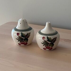 Vintage Wedgwood Covent Garden Fruit Motif S/P Shakers England